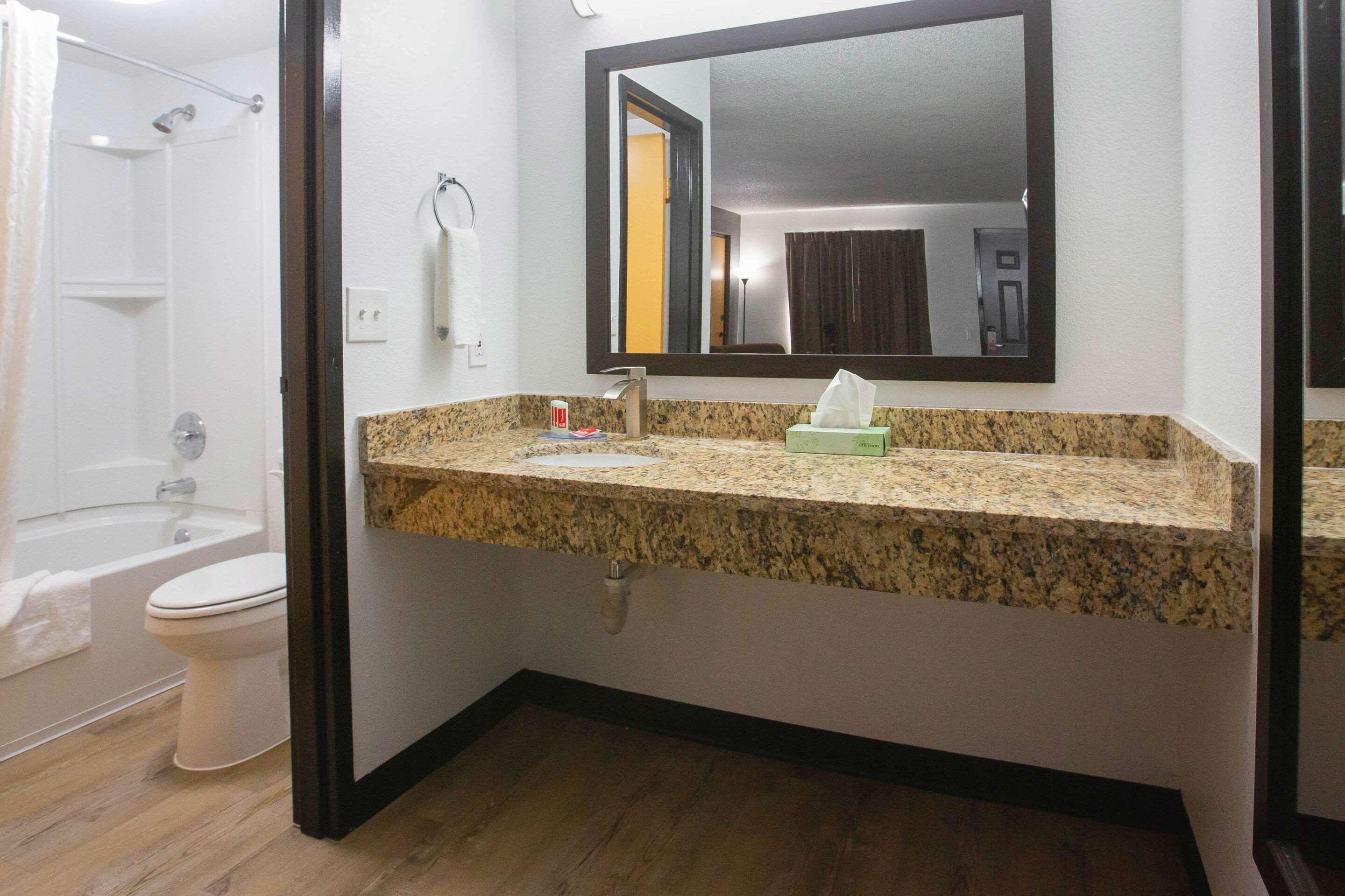 Econo Lodge Литония Экстерьер фото